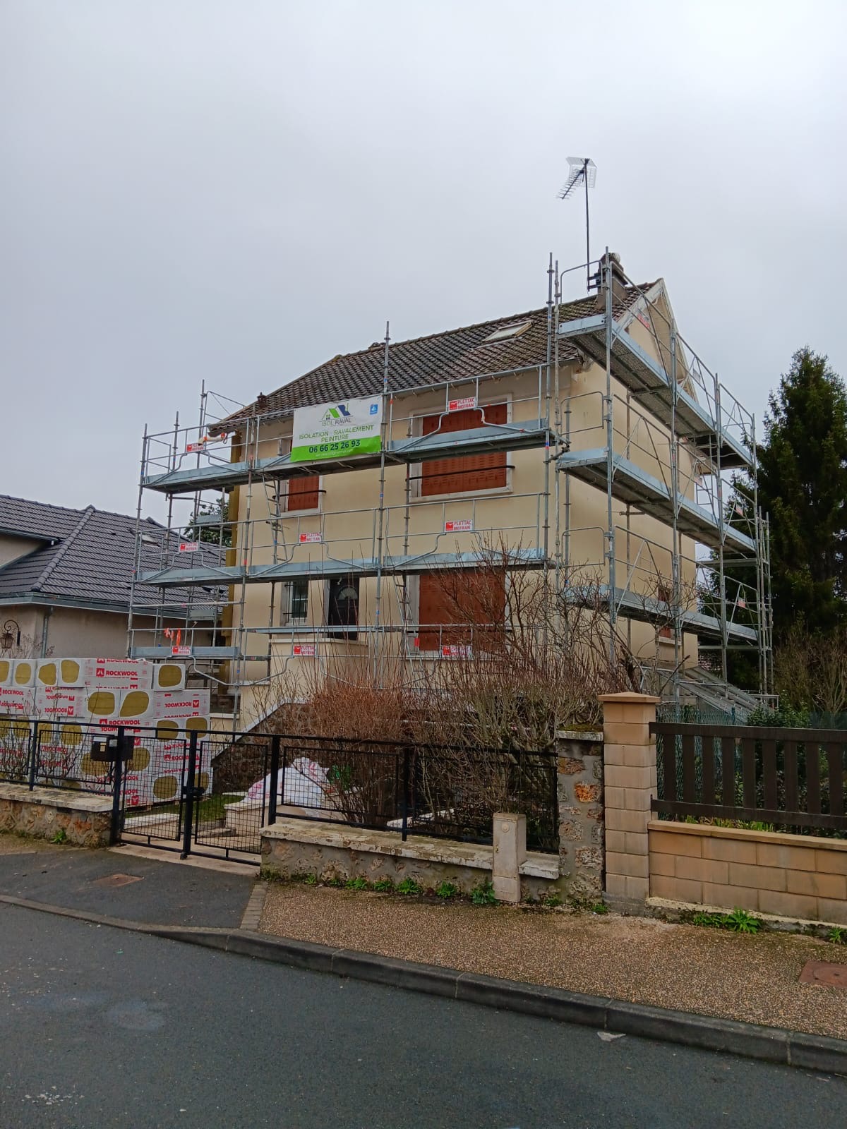 Chantier réel Isol Raval : échafaudage et isolation thermique extérieure d'un pavillon en Seine-Saint-Denis